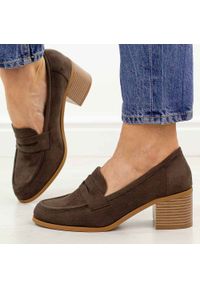 D.Brązowe mokasyny damskie na obcasie M.Daszyński 2201D-3A. Okazja: na spotkanie biznesowe, do pracy. Nosek buta: okrągły. Zapięcie: bez zapięcia. Kolor: brązowy. Szerokość cholewki: normalna. Materiał: zamsz. Sezon: wiosna, jesień, lato. Obcas: na obcasie. Styl: biznesowy, elegancki, klasyczny. Wysokość obcasa: średni #1