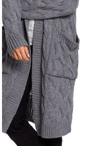 Polskie swetry - Długi ciepły sweter kardigan z warkoczowym splotem i kieszeniami. Okazja: na co dzień. Typ kołnierza: kaptur. Materiał: jeans, materiał, akryl. Długość rękawa: długi rękaw. Długość: długie. Wzór: ze splotem. Styl: casual, elegancki #4