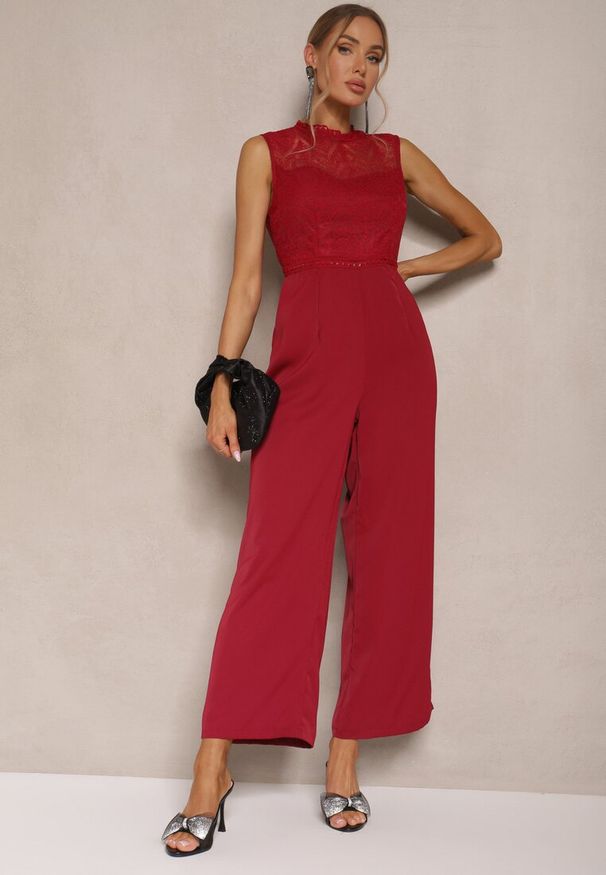 Renee - Bordowy Kombinezon z Szeroką Nogawką Zdobiony Siateczkowymi Wstawkami Naliena. Okazja: na co dzień. Kolor: czerwony. Długość rękawa: bez rękawów. Wzór: aplikacja. Styl: casual, elegancki, klasyczny