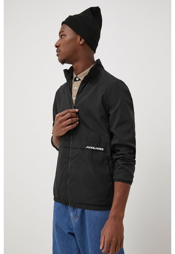 Jack & Jones kurtka męska kolor czarny przejściowa. Okazja: na co dzień. Kolor: czarny. Materiał: poliester. Styl: casual