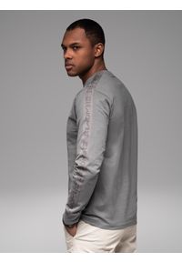 Ombre Clothing - Męski bawełniany longsleeve U-neck z lampasami i nadrukiem na piersi – szary V5. Kolor: szary. Materiał: bawełna. Długość rękawa: długi rękaw. Wzór: nadruk. Styl: klasyczny, sportowy #8