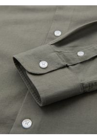 Ombre Clothing - Męska koszula lniana ze stójką i kieszenią REGULAR FIT – khaki V6 OM-SHCS-0161 - XXL. Okazja: na co dzień. Typ kołnierza: kołnierzyk stójkowy. Kolor: brązowy. Materiał: len. Długość rękawa: długi rękaw. Długość: długie. Sezon: lato, wiosna. Styl: casual #4