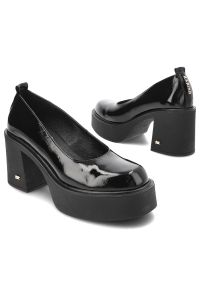 Czarne Półbuty Karino Eleganckie Lakierowane Obuwie Damskie. Okazja: na co dzień. Kolor: czarny. Materiał: lakier. Wzór: gładki. Obcas: na obcasie. Styl: elegancki. Wysokość obcasa: średni #4