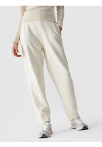 4f - Spodnie dresowe damskie - kremowe. Kolor: beżowy. Materiał: dresówka