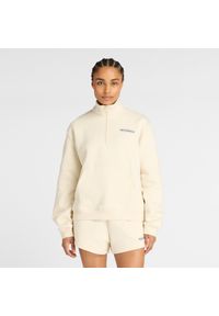 Bluza damska New Balance WT53513LIN – beżowa. Okazja: na co dzień. Typ kołnierza: kołnierzyk stójkowy. Kolor: beżowy. Materiał: prążkowany, poliester, materiał, dresówka, bawełna. Wzór: aplikacja, napisy. Styl: casual