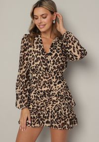 Born2be - Ciemnobeżowa Panterkowa Sukienka z Dekoltem w Serek Zdobiona Drapowaniem i Falbankami Melobria. Okazja: na co dzień. Typ kołnierza: kołnierz z falbankami, dekolt w serek. Kolor: beżowy. Wzór: aplikacja. Typ sukienki: dopasowane. Styl: casual, elegancki, klasyczny #4
