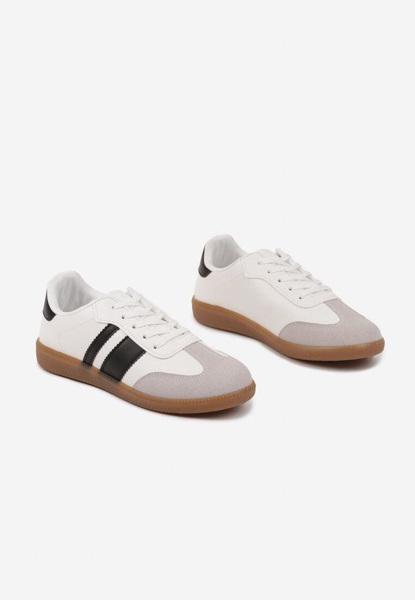 Renee - Białe Sneakersy w Stylu Tenisówek z Paskami Danareth. Okazja: na co dzień. Zapięcie: pasek. Kolor: biały
