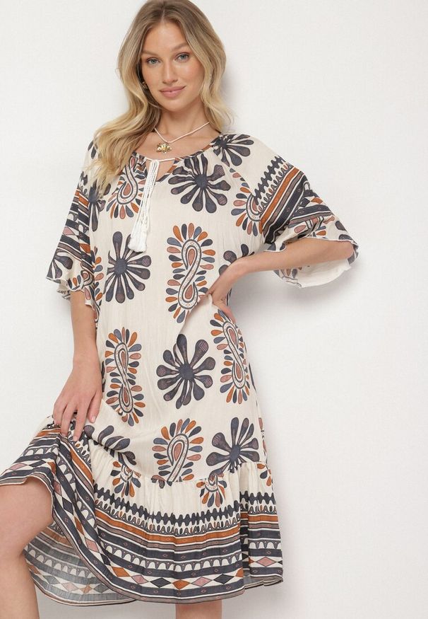 Born2be - Czarna Wiskozowa Sukienka Pudełkowa z Abstrakcyjnym Wzorem Reviona. Okazja: na co dzień, na spotkanie biznesowe. Kolor: czarny. Materiał: wiskoza. Styl: elegancki, biznesowy, casual