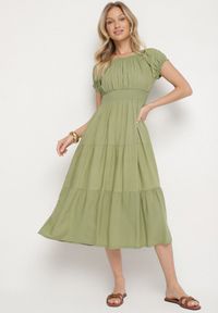 Born2be - Ciemnozielona Sukienka o Rozkloszowanym Kroju z Dekoltem Typu Łódka Miranea. Okazja: na co dzień. Kolor: zielony. Materiał: jeans. Typ sukienki: proste, rozkloszowane. Styl: casual, klasyczny #1