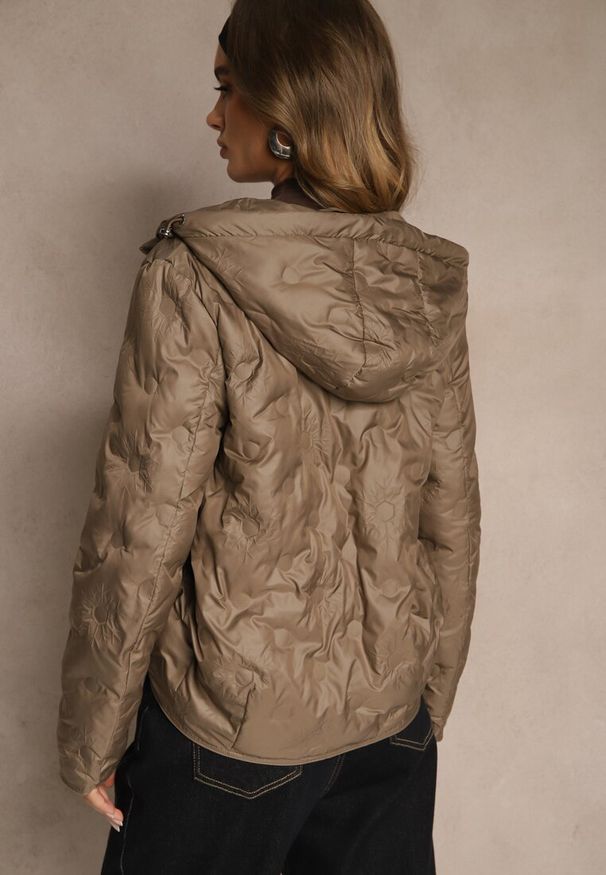 Renee - Brązowa Kurtka z Kapturem Ozdobiona Delikatnym Pikowaniem Aravitta. Okazja: na uczelnię, do pracy. Typ kołnierza: kaptur. Kolor: brązowy. Materiał: jeans. Długość rękawa: długi rękaw. Długość: długie. Wzór: aplikacja