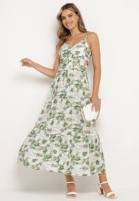 Born2be - Jasnozielona Sukienka w Kwiaty na Regulowanych Ramiączkach z Rozcięciami i Ozdobnymi Guzikami Dimllie. Okazja: na co dzień. Typ kołnierza: dekolt w serek. Kolor: zielony. Długość rękawa: na ramiączkach. Wzór: kwiaty. Typ sukienki: rozkloszowane. Styl: casual, elegancki #1