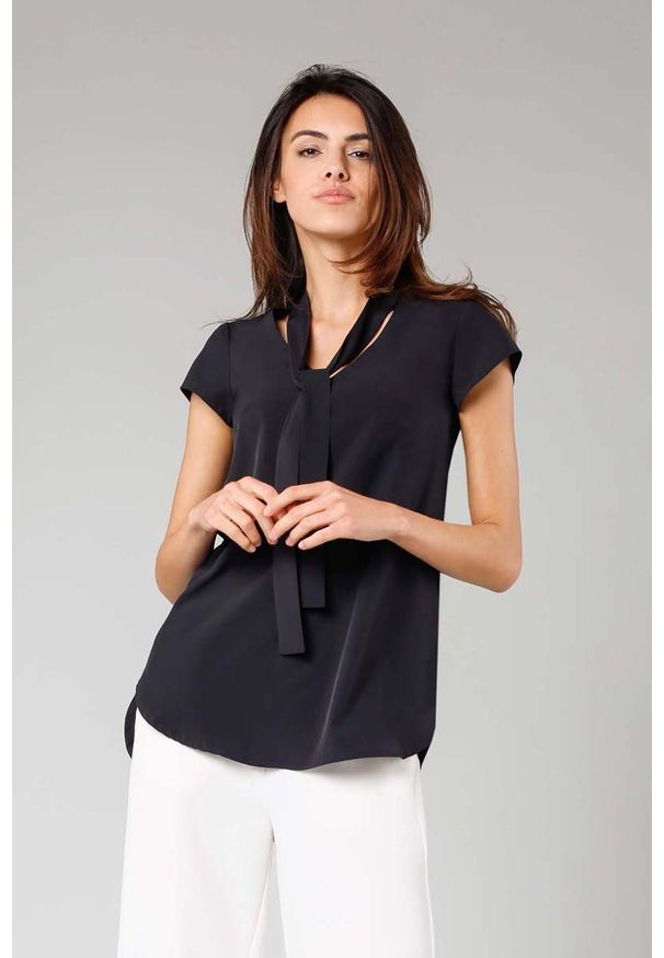 Nommo - Czarna Asymetryczna Bluzka z Krawatką. Kolor: czarny. Materiał: poliester, wiskoza