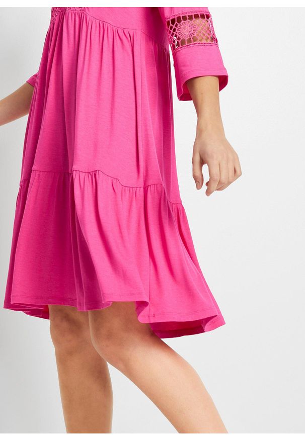 bonprix - Sukienka tunikowa z miękkiej wiskozy. Kolor: różowy. Materiał: wiskoza, koronka. Wzór: koronka