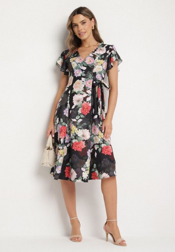 Born2be - Czarna Kwiatowa Sukienka z Kopertowym Dekoltem Atorina. Okazja: na co dzień, do pracy, na spotkanie biznesowe. Typ kołnierza: dekolt kopertowy. Kolor: czarny. Wzór: kwiaty. Typ sukienki: kopertowe. Styl: casual, biznesowy