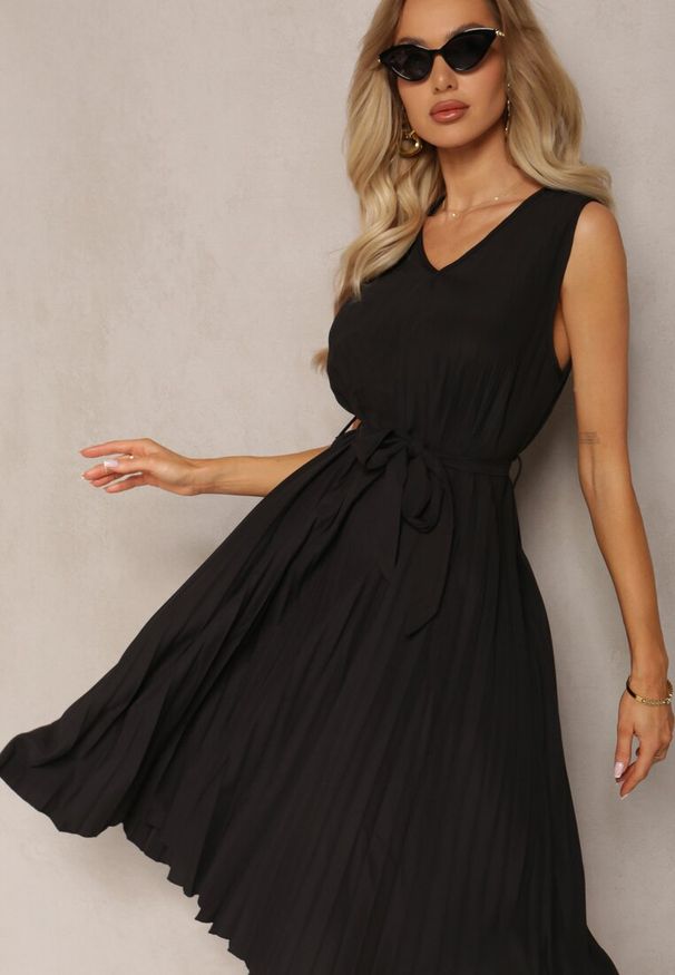 Renee - Czarna Plisowana Sukienka Midi z Plisami na Dole i Paskiem w Talii Wrensilva. Kolor: czarny. Materiał: materiał. Styl: elegancki. Długość: midi