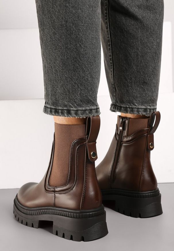 Renee - Brązowe Płaskie Botki w Stylu Sztybletów z Ozdobnymi Przeszyciami Narirae. Okazja: na co dzień. Kolor: brązowy. Materiał: jeans. Sezon: jesień. Obcas: na obcasie. Styl: elegancki, klasyczny, casual. Wysokość obcasa: niski