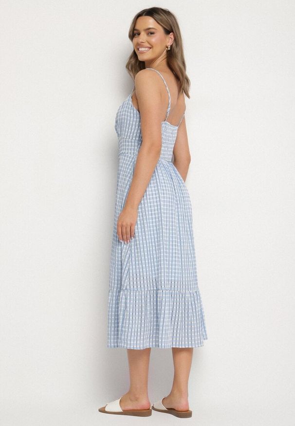 Born2be - Niebieska Sukienka Rozkloszowana na Ramiączkach z Guzikami z Wiskozą Efrinelle. Okazja: na co dzień. Typ kołnierza: dekolt w kształcie V. Kolor: niebieski. Materiał: wiskoza. Długość rękawa: na ramiączkach. Typ sukienki: rozkloszowane. Styl: casual, elegancki