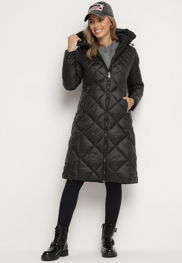 Born2be - Czarna Długa Pikowana Kurtka z Kapturem Sisilara. Okazja: na spacer, na co dzień. Typ kołnierza: kaptur. Kolor: czarny. Długość: długie. Sezon: zima, jesień. Styl: klasyczny, casual, elegancki