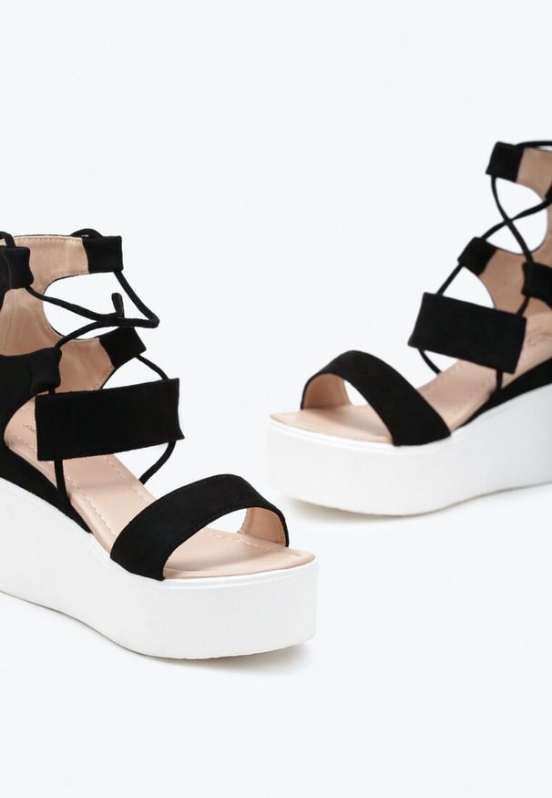 Born2be - Czarne Wiązane Sandały na Koturnie za Kostkę Casidra. Kolor: czarny. Obcas: na koturnie