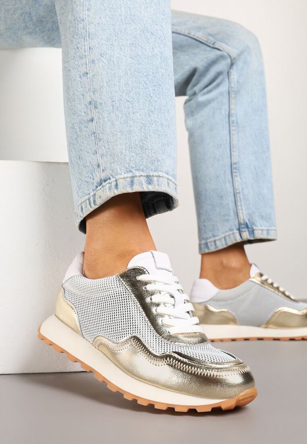 Born2be - Złote Skórzane Sneakersy z Geometrycznym Wzorem Rivoiti. Okazja: na co dzień. Kolor: złoty. Materiał: skóra. Szerokość cholewki: normalna. Wzór: geometria. Obcas: na obcasie. Wysokość obcasa: niski