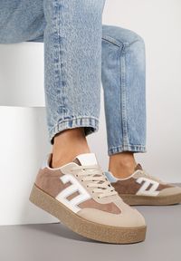 Renee - Brązowe Sneakersy Ozdobione Geometrycznym Motywem Lanelise. Okazja: na co dzień. Kolor: brązowy. Materiał: jeans. Wzór: aplikacja, geometria