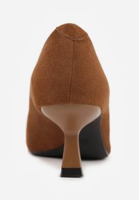 Born2be - Jasnobrązowe Czółenka VICES na Kaczuszce z Trójkątną Aplikacją na Nosku Zenia. Okazja: na co dzień. Kolor: brązowy. Materiał: jeans. Wzór: aplikacja. Obcas: na szpilce. Styl: casual, elegancki, klasyczny. Wysokość obcasa: średni #5