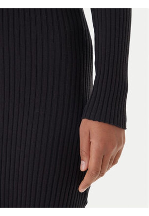 Tommy Jeans Sukienka dzianinowa Badge DW0DW22183 Czarny Slim Fit. Kolor: czarny. Materiał: syntetyk, bawełna