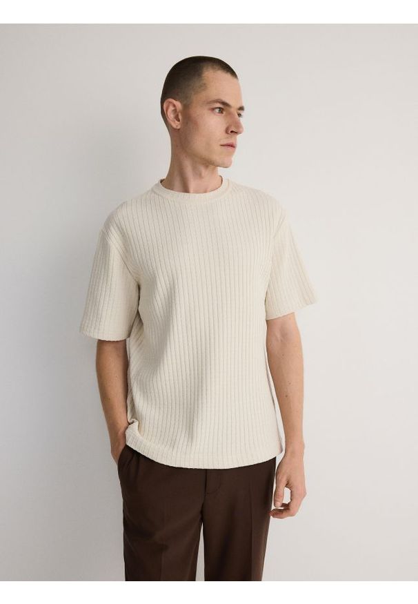 Reserved - T-shirt comfort w prążek - złamana biel. Materiał: dzianina, bawełna. Wzór: prążki