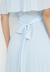 Born2be - Jasnoniebieska Sukienka Plisowana z Szeroką Falbaną Przy Dekolcie Dinara. Kolor: niebieski. Styl: wizytowy. Długość: maxi #4