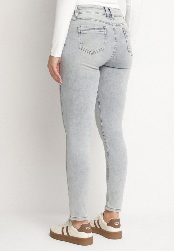 Born2be - Jasnoniebieskie Klasyczne Jeansy o Dopasowanym Kroju Nairiviel. Okazja: na co dzień. Kolor: niebieski. Styl: klasyczny