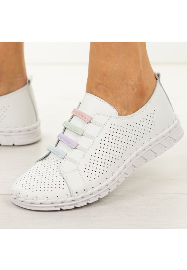 Białe ażurowe skórzane półbuty damskie Cambell 40348. Okazja: na co dzień. Nosek buta: okrągły. Zapięcie: bez zapięcia. Kolor: biały. Szerokość cholewki: normalna. Wzór: ażurowy. Materiał: skóra. Sezon: wiosna, lato. Styl: casual, klasyczny, elegancki