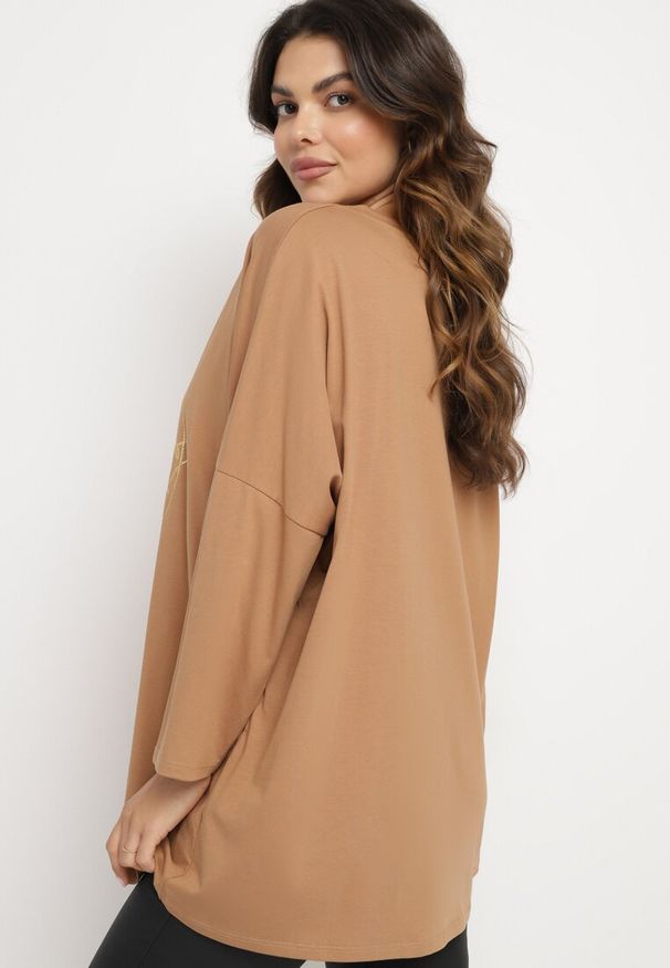 Born2be - Jasnobrązowa Bluzka Bawełniana Oversize z Nadrukiem i Cyrkoniami Reriola. Okazja: na co dzień. Kolor: brązowy. Materiał: bawełna. Wzór: nadruk. Styl: casual