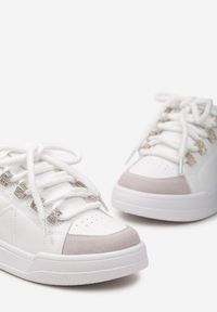 Born2be - Biało-Złote Sneakersy Wonaria. Nosek buta: okrągły. Kolor: biały. Materiał: skóra ekologiczna, zamsz. Szerokość cholewki: normalna. Obcas: na płaskiej podeszwie #3