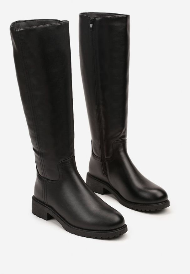 Renee - Czarne Dopasowane Kozaki Vices z Imitacji Skóry w Stylu Basic Lonavie. Okazja: na imprezę, na co dzień. Kolor: czarny. Materiał: skóra. Wzór: aplikacja. Styl: casual