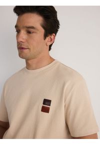 Reserved - T-shirt regular z aplikacją - beżowy. Kolor: beżowy. Materiał: bawełna, dzianina. Wzór: aplikacja #1