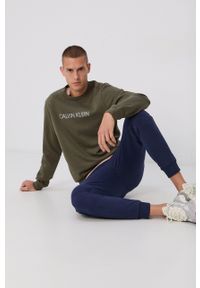Lyle & Scott Spodnie męskie kolor granatowy z aplikacją. Kolor: niebieski. Materiał: bawełna, poliester, dzianina. Wzór: aplikacja #4