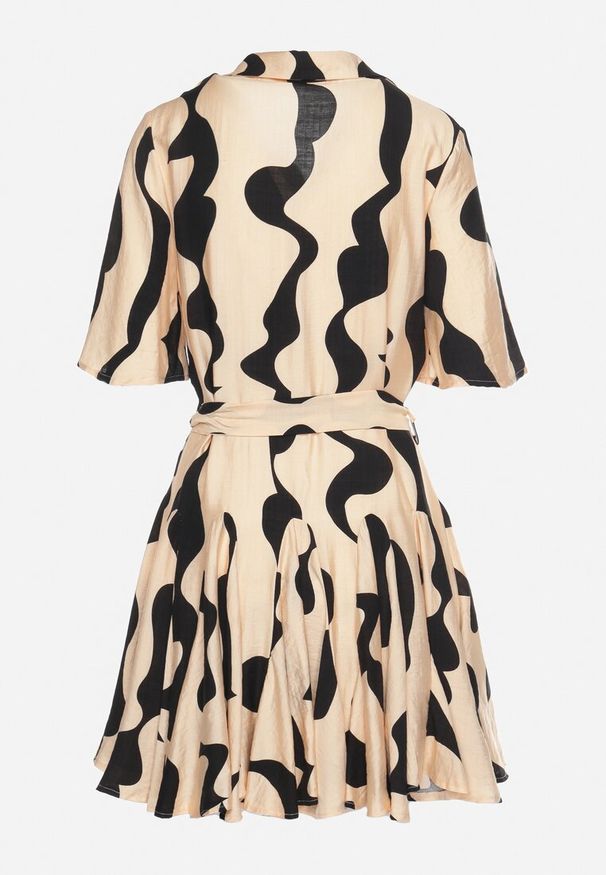 Born2be - Beżowo-Czarna Sukienka z Krótkim Rękawem, Zapinana na Guziki z Falbankami i Materiałowym Paskiem Mennasa. Okazja: na co dzień. Typ kołnierza: kołnierz z falbankami. Kolor: beżowy. Materiał: materiał. Długość rękawa: krótki rękaw. Styl: klasyczny, casual, elegancki