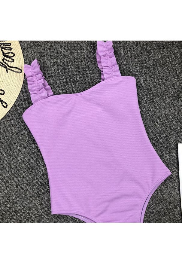 Intica - Strój kąpielowy z ozdobnymi ramiączkami na plażę i basen Berny. Kolor: biały. Materiał: materiał. Wzór: aplikacja