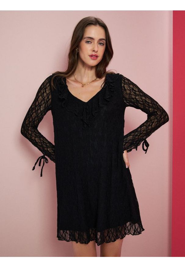 Sinsay - Sukienka mini babydoll z koronką - czarny. Kolor: czarny. Materiał: koronka. Wzór: koronka. Długość: mini