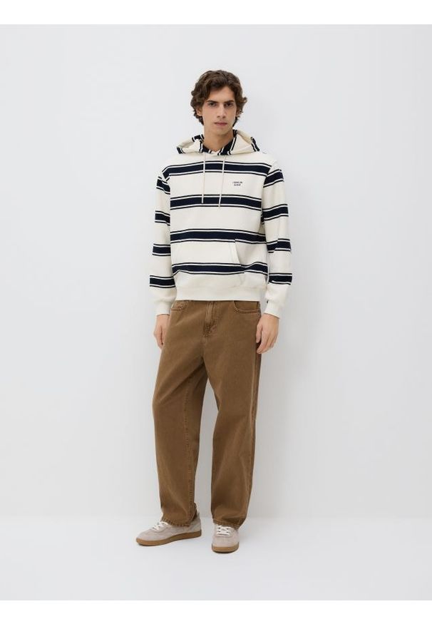 Reserved - Bluza z kapturem - złamana biel. Typ kołnierza: kaptur. Materiał: dzianina, bawełna