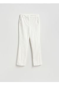 Reserved - Spodnie z zaznaczonym kantem - biały. Kolor: biały. Materiał: tkanina, bawełna #1
