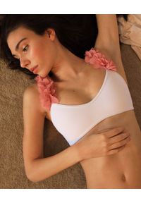 LA REVECHE - Top od bikini Aisha. Kolor: biały. Materiał: tkanina. Wzór: kwiaty #2