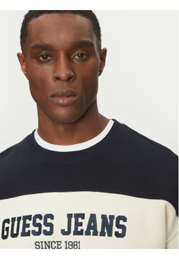 Guess Jeans T-Shirt M4BQ39 K9V31 Granatowy Regular Fit. Kolor: niebieski. Materiał: bawełna