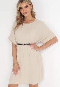 Born2be - Beżowa Plisowana Sukienka Pudełkowa z Paskiem Savima. Kolor: beżowy. Typ sukienki: oversize #1