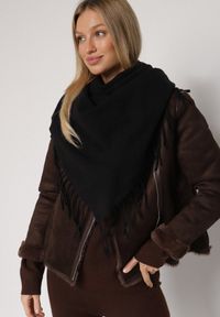 Born2be - Czarny Gładki Szalik z Frędzlami Vetiela. Okazja: na co dzień. Kolor: czarny. Materiał: jeans. Wzór: gładki. Sezon: zima, jesień. Styl: casual, elegancki #1