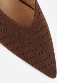 Born2be - Ciemnobrązowe Ażurowe Czółenka VICES na Obcasie Kaczuszka z Odkrytą Piętą Metipise. Okazja: na co dzień. Nosek buta: szpiczasty. Zapięcie: pasek. Kolor: brązowy. Wzór: ażurowy. Materiał: jeans. Obcas: na obcasie. Styl: casual, elegancki, wizytowy. Wysokość obcasa: średni #3