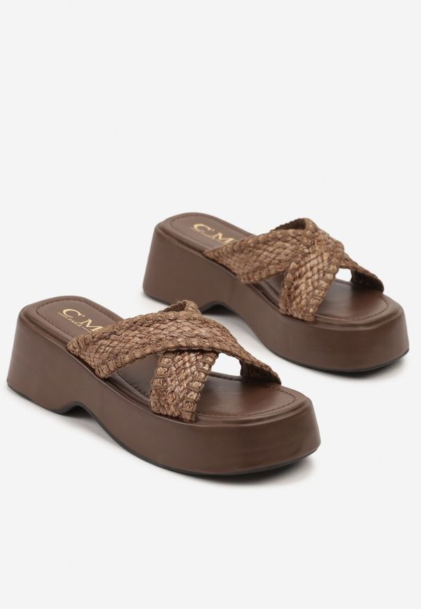 Born2be - Brązowe Klapki ze Skrzyżowanymi Paskami z Plecionki Naldell. Okazja: na co dzień. Kolor: brązowy. Materiał: jeans. Wzór: paski. Obcas: na koturnie. Styl: elegancki, casual