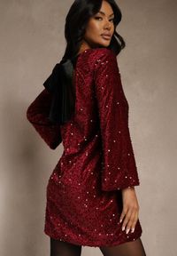 Renee - Czerwona Sukienka z Odkrytymi Plecami z Kokardą Zdobiona Cekinami Carilyera. Okazja: na imprezę. Typ kołnierza: kokarda. Kolor: czerwony. Materiał: wiskoza, elastan. Wzór: aplikacja. Styl: wizytowy, klasyczny #1