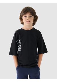 4f - 4F T-shirt z nadrukiem chłopięcy - czarny 140 (9-10 lat). Okazja: na co dzień. Kolor: czarny. Materiał: bawełna, dzianina, jersey. Długość rękawa: krótki rękaw. Długość: krótkie. Wzór: nadruk. Sezon: lato. Styl: klasyczny, casual, sportowy #1