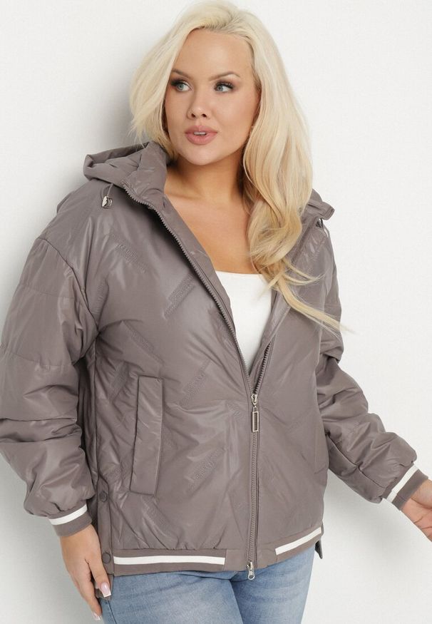Born2be - Ciemnoszara Kurtka Pikowana z Odpinanym Kapturem i Ozdobnymi Ściągaczami Dorseli. Okazja: na co dzień. Kolekcja: plus size. Kolor: szary. Długość: długie. Wzór: aplikacja. Materiał: jeans, tkanina. Długość rękawa: długi rękaw. Sezon: jesień. Styl: klasyczny, casual, elegancki